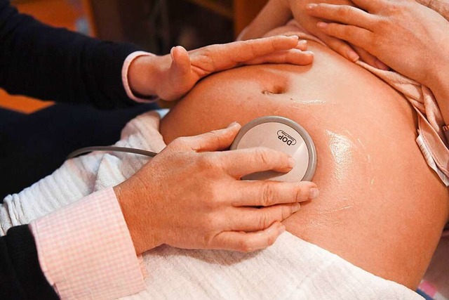 Das Thema Schwangerenversorgung will der Landkreis verstrkt in den Fokus nehmen  | Foto: Uli Deck (dpa)
