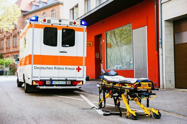 Der Rettungsdienst brachte den Motorradfahrer ins Krankenhaus. (Symbolbild)  | Foto: Philipp von Ditfurth (dpa)