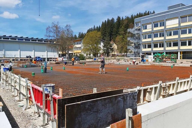 Die Baustelle des Frderzentrums (hinten das Kreisgymnasium)  | Foto: Peter Stellmach