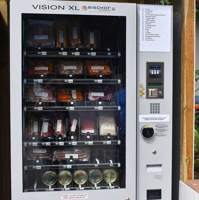 Der Wurstautomat  gibt Brummgerusche von sich.  | Foto: Walter Holtfoth