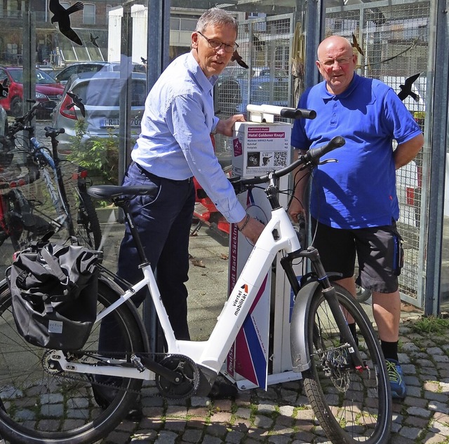 Ralf Dubler und  der Fahrradbeauftrag...ahrradservicestation am Rathausplatz.   | Foto: Gerd Leutenecker