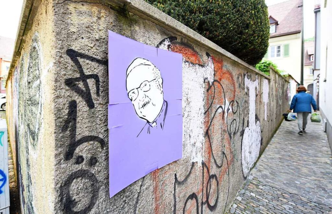 Der Ex-Erzbischof Zollitsch mit zugen...art eines anonymen Knstlerkollektivs.  | Foto: Rita Eggstein