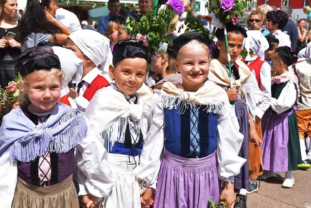 Der Umzug der als Vreneli und Hanseli ... Bestandteil des Hausener Hebelfestes.  | Foto: Angelika Schmidt