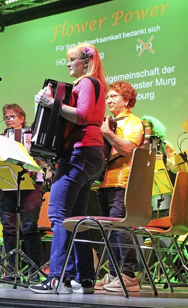 Die Spielgemeinschaft der Harmonika-Or...r Zeit des &#8222;Flower Power&#8220;.  | Foto: Michelle Gntert