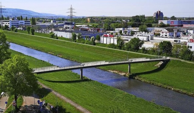 Eine Brcke, die den Osten und Westen ...n Leitungen verbindet: der Kinzigsteg.  | Foto: Ralf Burgmaier