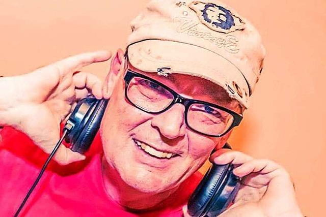 Der Freiburger DJ Mikel Schroeder legt Techno auf – auch an seinem 70. Geburtstag