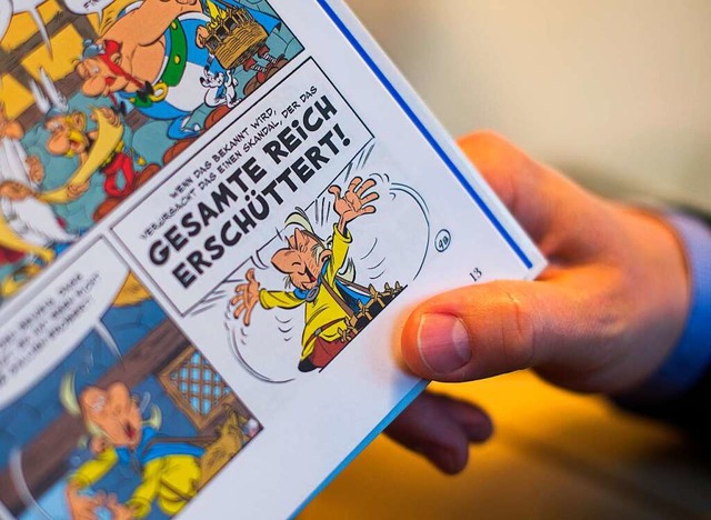 Jemand liest im Asterix-Band 36 &#8222;Der Papyrus des Csar&#8220;.  | Foto: Lukas Schulze