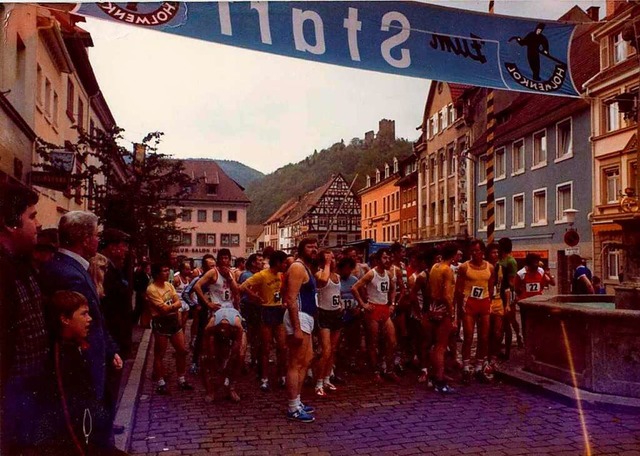 71 Mnner und Frauen starteten bei der...es Kandelberglaufs auf dem Marktplatz.  | Foto: SVW