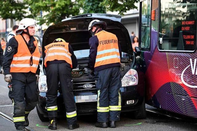 Auto kollidiert mit Straßenbahn in Vauban – Fahrer leicht verletzt
