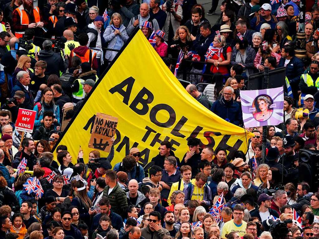 Demonstrierende mit Flagge „Abolish the Monarchy“(Die Monarchie abschaffen).