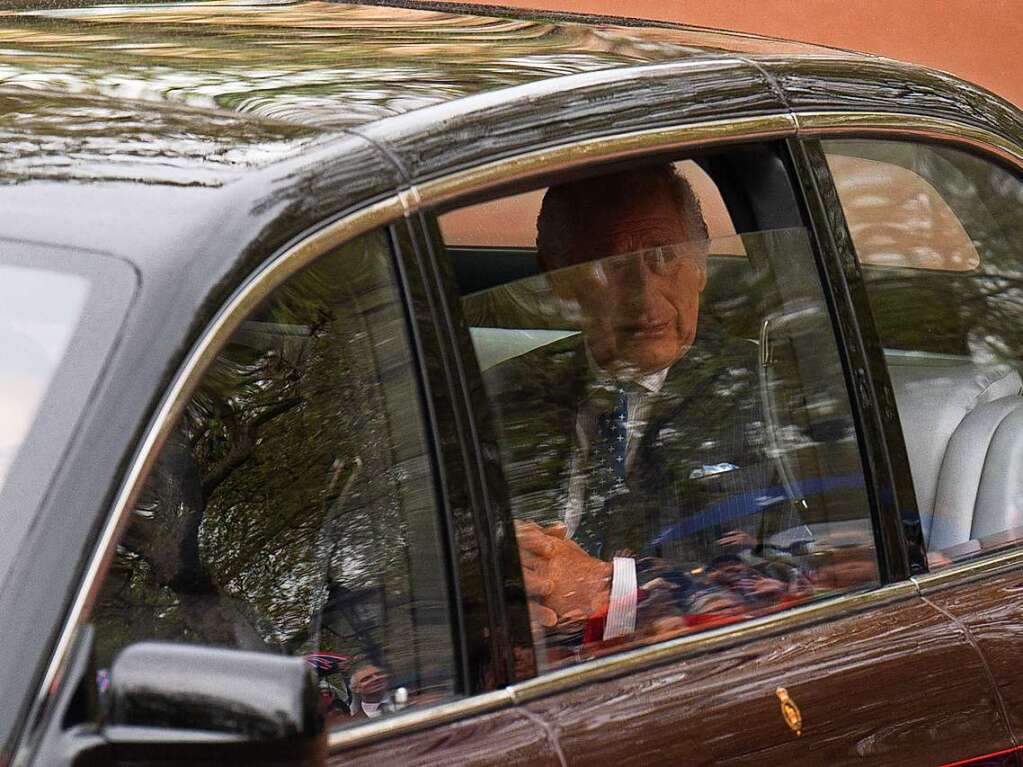 Knig Charles III. verlsst in einer Limousine den St. Jakobs-Palast in Richtung Buckingham-Palast.