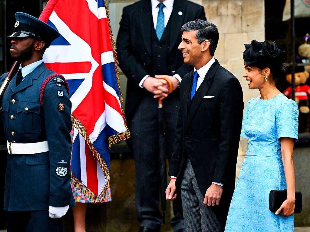 Der britische Premierminister und seine Frau Akshata Murty bei Westminster Abbey.