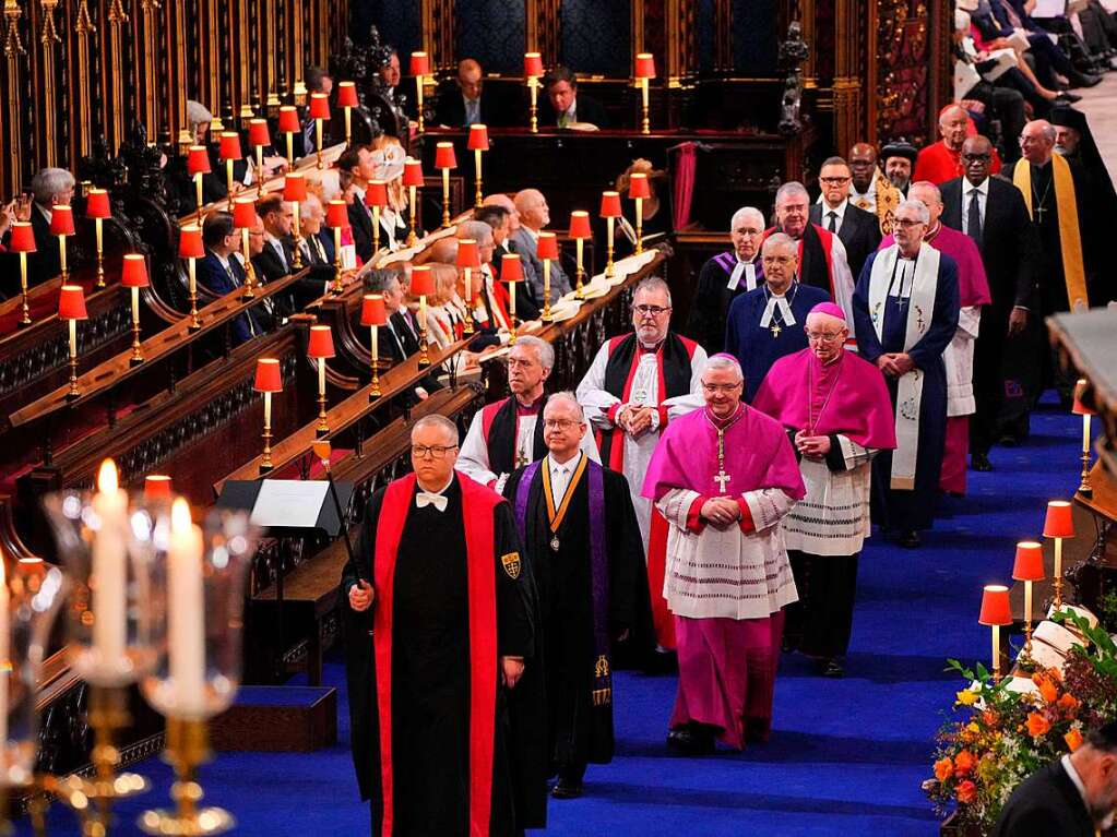 Bischfe treffen in Westminster Abbey ein.