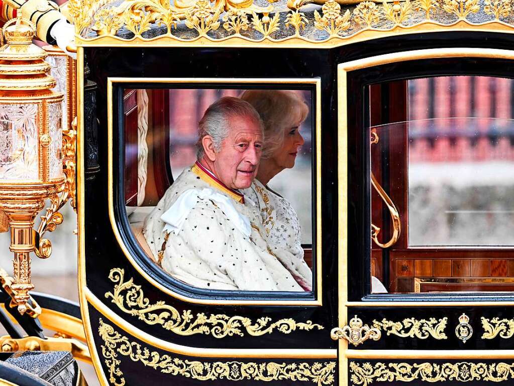 Charles und Camilla auf dem Weg zu Westminster Abbey.