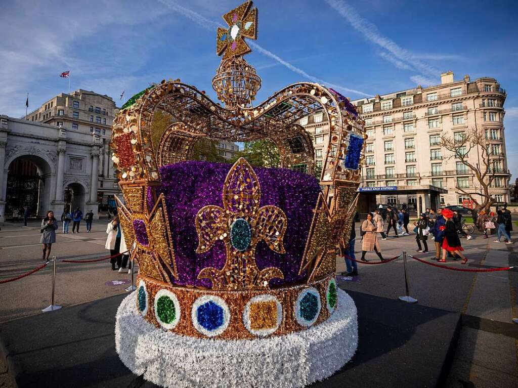 Eine Kunstinstallation in der Londoner Innenstadt stellt die St.-Edward’s-Krone dar, die Knig Charles III. bei der Krnungszeremonie tragen wird.