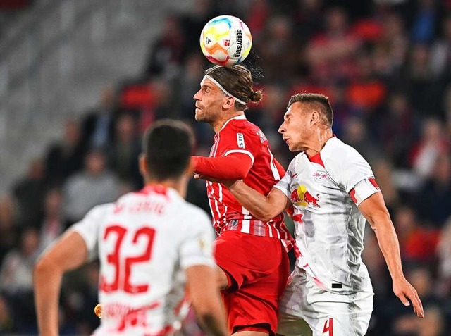 Lucas Hler im Kampf um den Ball mit Willi Orban von RB Leipzig im Pokalspiel  | Foto: Achim Keller