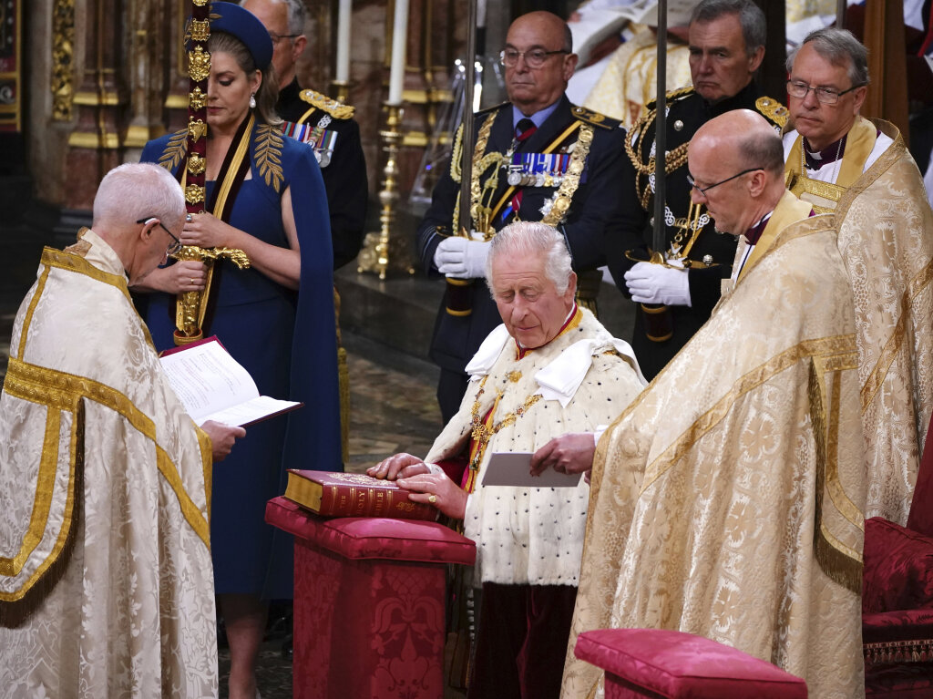 Knig Charles II hlt whrend Krnungszeremonie seine Hand auf die Bibel.