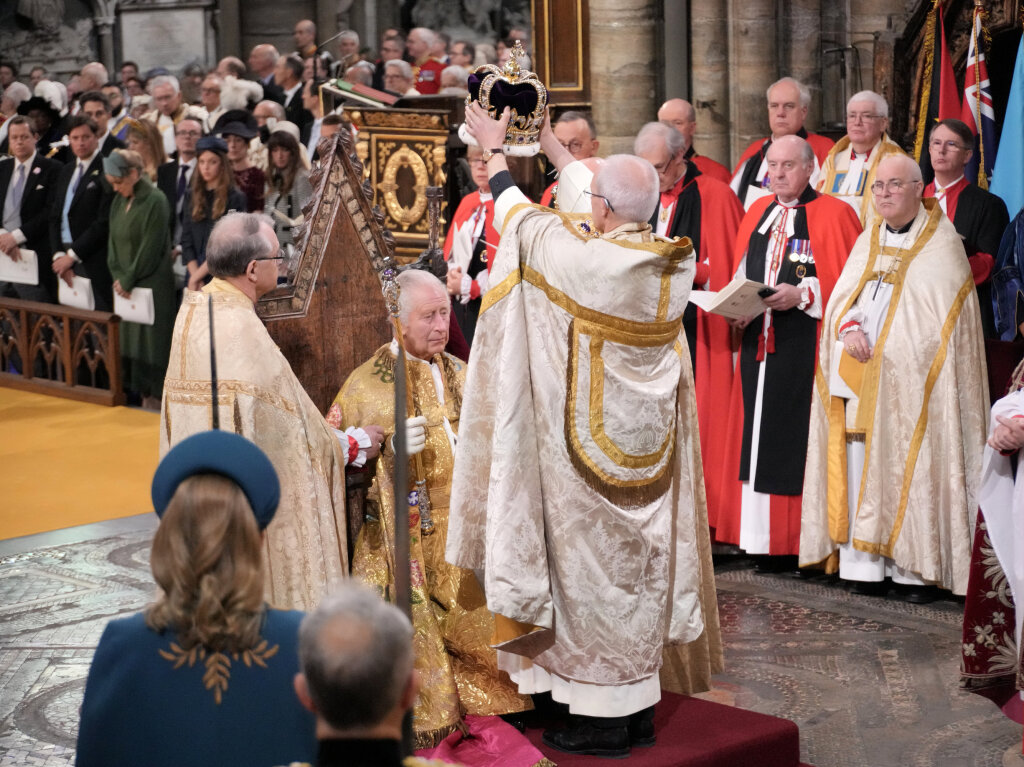 Charles III. erhlt die Edwardskrone.