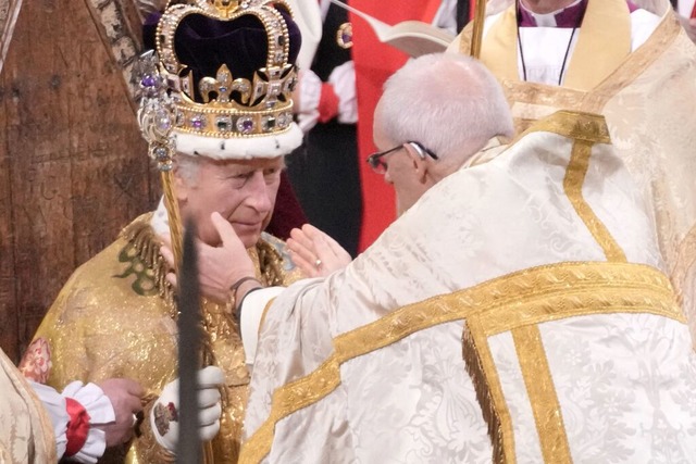 Grobritanniens Knig Charles III.  erhlt die Krone vom Bischof von Canterbury.  | Foto: JONATHAN BRADY (AFP)