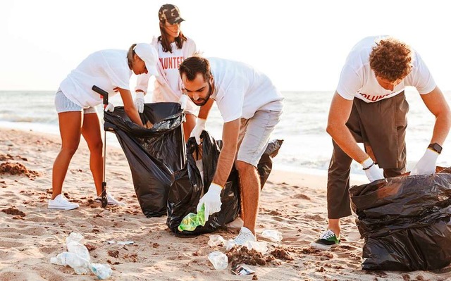 Freiwillige sammeln Plastikmll ein. Recycelt wird er meist nicht.  | Foto: Drobot Dean