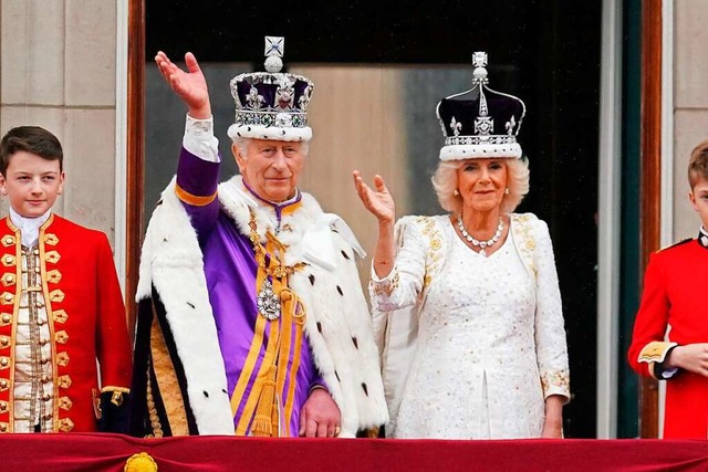 Knig Charles III. (2.v.l) und Knigin... Buckingham Palastes aus der Menge zu.  | Foto: Owen Humphreys (dpa)