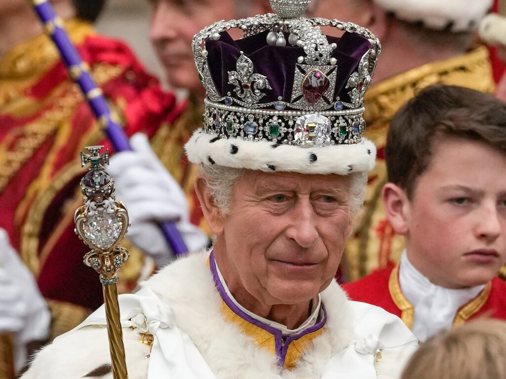 Grobritanniens Knig Charles III. verlsst nach der Krnungszeremonie mit der Imperial State Crown, einemZepter und demReichsapfel die Westminster Abbey.