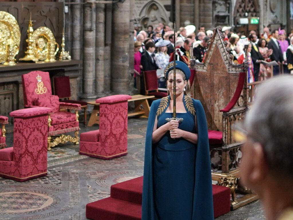 Penny Mordaunt, Lord President of the Council, hlt das Staatsschwert bei der Prozession durch die Westminster Abbey vor der Krnungszeremonie von Knig Charles III. und Knigin Camilla.