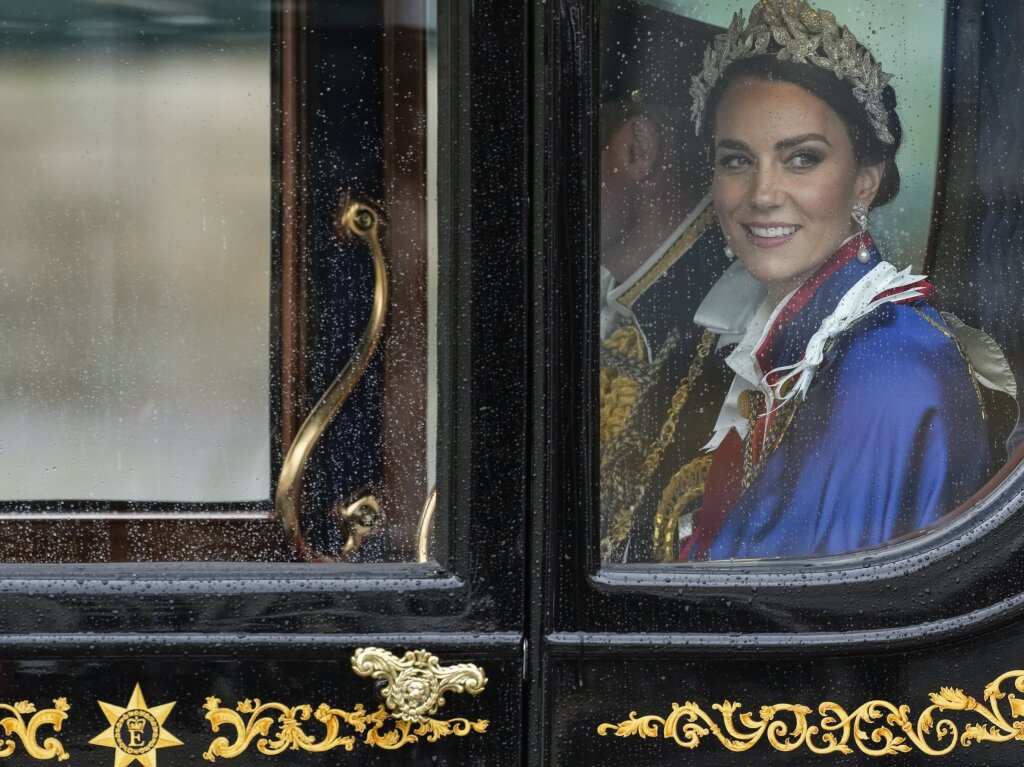 Kate, Prinzessin von Wales, und William, Prinz von Wales, verlassen Westminster Abbey nach der Krnungszeremonie von Knig Charles III..