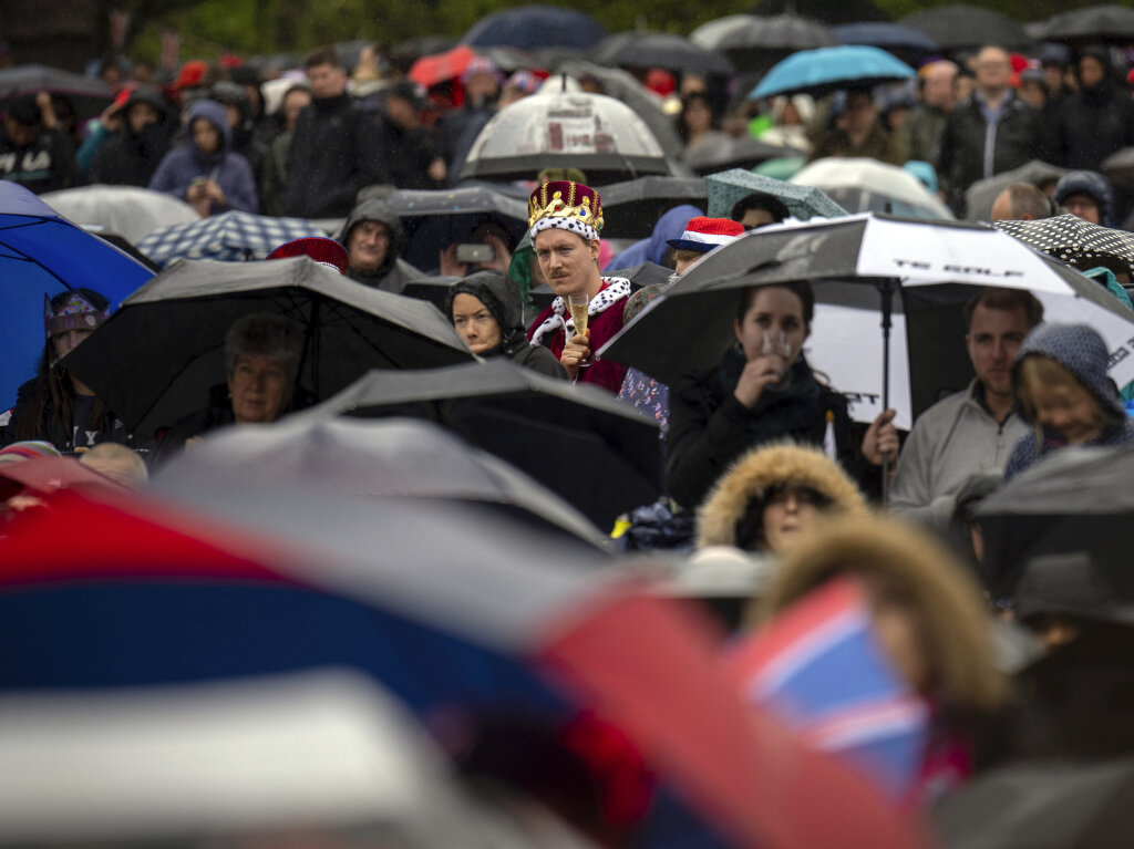 Knigliche Fans verfolgen die Krnungszeremonie des britischen Knigs Charles III. auf einem Bildschirm im Hyde Park.