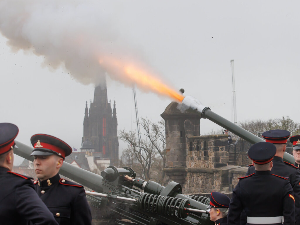 Das 105. Regiment der Kniglichen Artillerie feuert im Edinburgh Castle einen Salut mit 21 Kanonen ab, um die Krnung von Knig Charles III. und Knigin Camilla zu feiern.