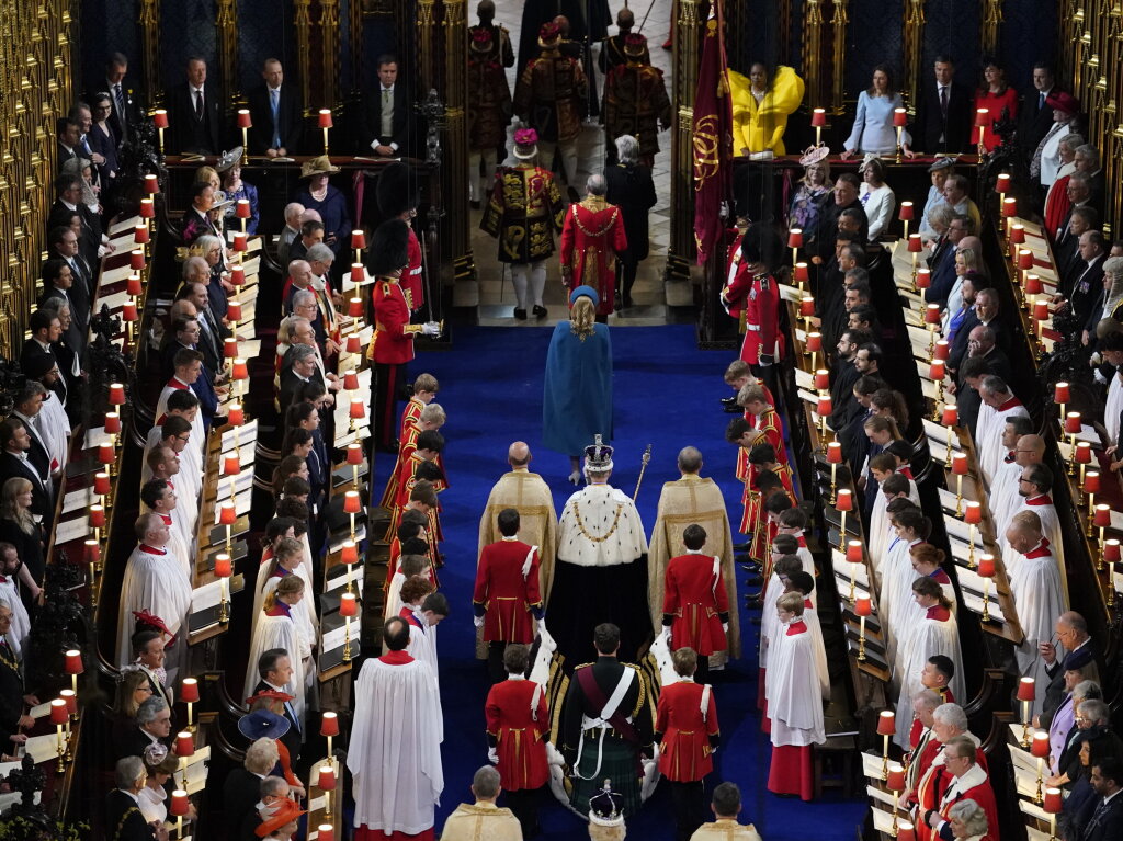 Knig Charles III. und Knigin Camilla verlassen nach ihrer Krnung die Westminster Abbey.