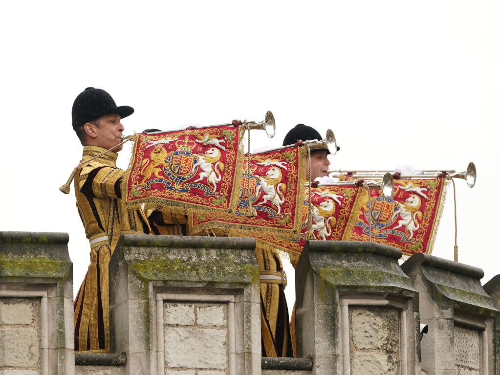 Staatstrompeter blasen den kniglichen Gru nach der Krnungszeremonie von Knig Charles III. und Knigin Camilla im Zentrum von London.