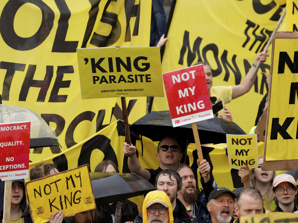 Demonstranten halten auf der Strae Schilder mit der Aufschrift Not my king (zu deutsch: Nicht mein Knig) am Tag der Krnungszeremonie von Knig Charles III..