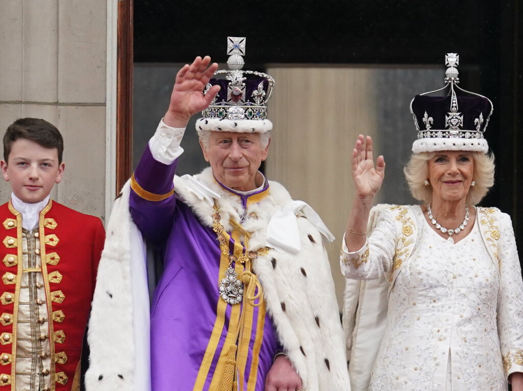 Knig Charles III. (2.v.l) und Knigin Camilla winken nach ihrer Krnungszeremonie vom Balkon des Buckingham Palastes aus der Menge zu.