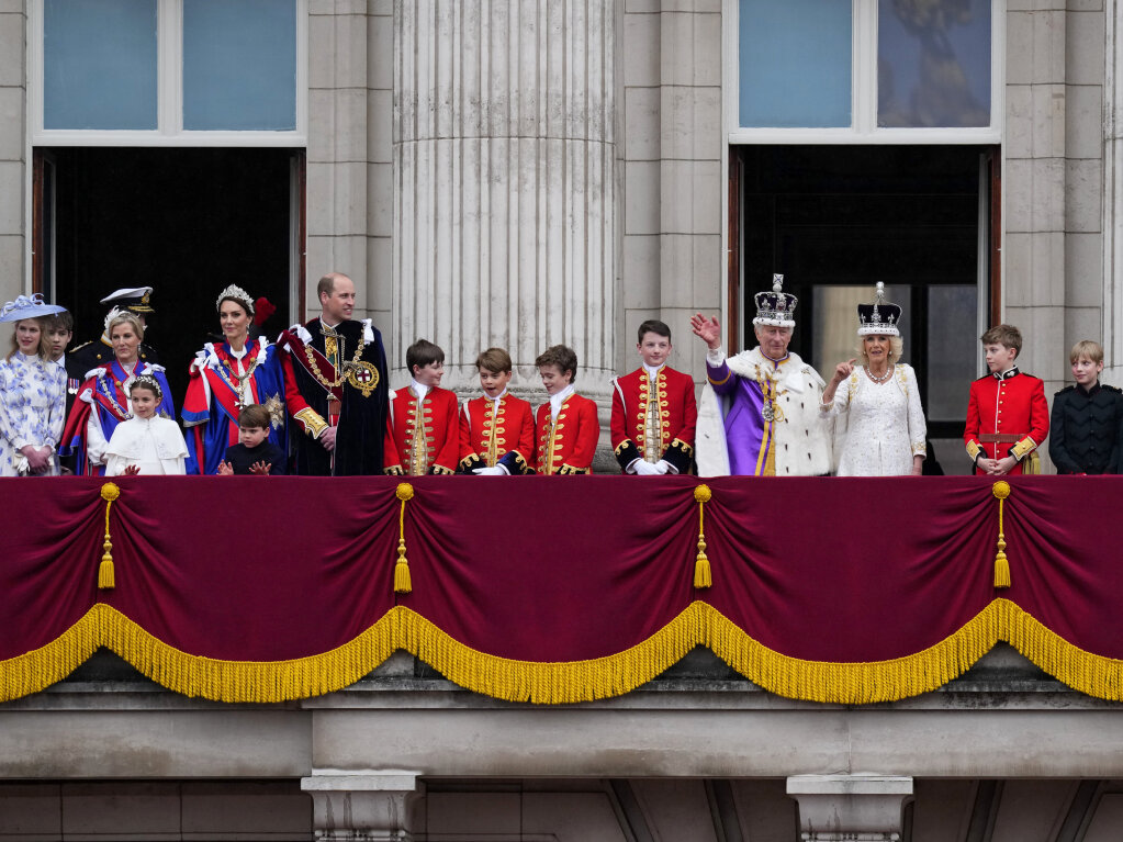 Knig Charles III. (6.v.r) und Knigin Camilla (5.v.r) stehen mit Lady Louise Windsor (l-r), Sophie, Herzogin von Edinburgh, Prinzessin Charlotte, Kate, Prinzessin von Wales, Prinz Louis, William, Prinz von Wales und Prinz George auf dem Balkon des Buckingham Palastes in London