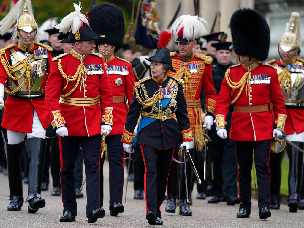 Anne (M), Prinzessin Royal, geht in den Grten des Buckingham Place whrend eines kniglichen Saluts von Mitgliedern des Militrs