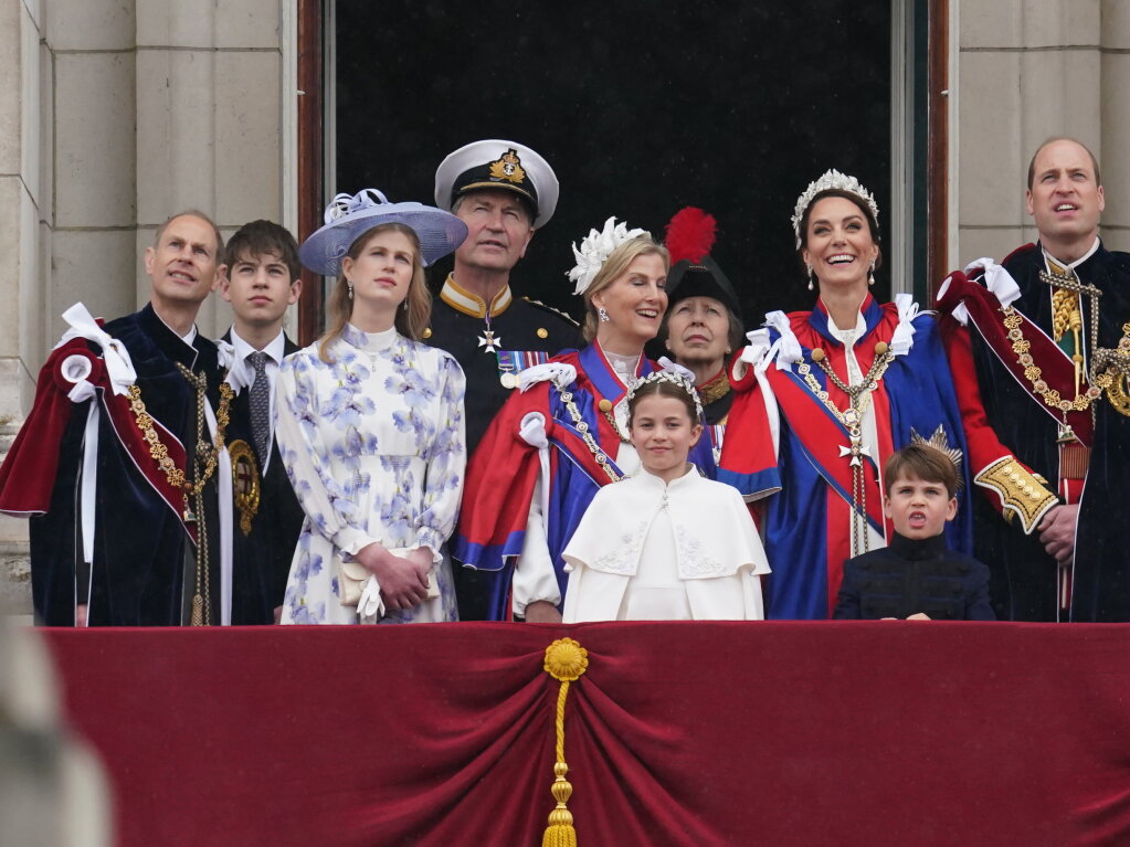 Prinz Edward (l-r), Herzog von Edinburgh, James Alexander Mountbatten-Windsor, Earl of Wessex,  Lady Louise Windsor, Vizeadmiral Sir Tim Laurence, Sophie, Herzogin von Edinburgh, Prinzessin Charlotte, Anne, Prinzessin Royal (halb verdeckt), Kate, Prinzessin von Wales, Prinz Louis, und William, Prinz von Wales, stehen auf dem Balkon des Buckingham Palace