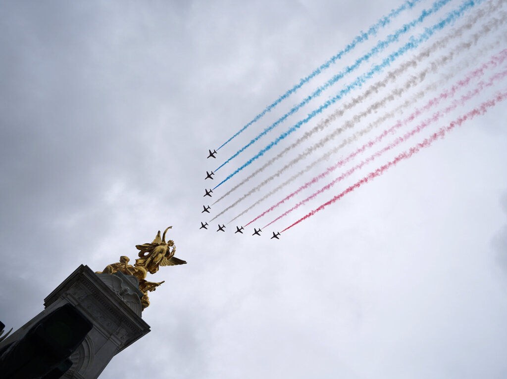 Flugzeuge der Red Arrows berfliegen die Mall in London