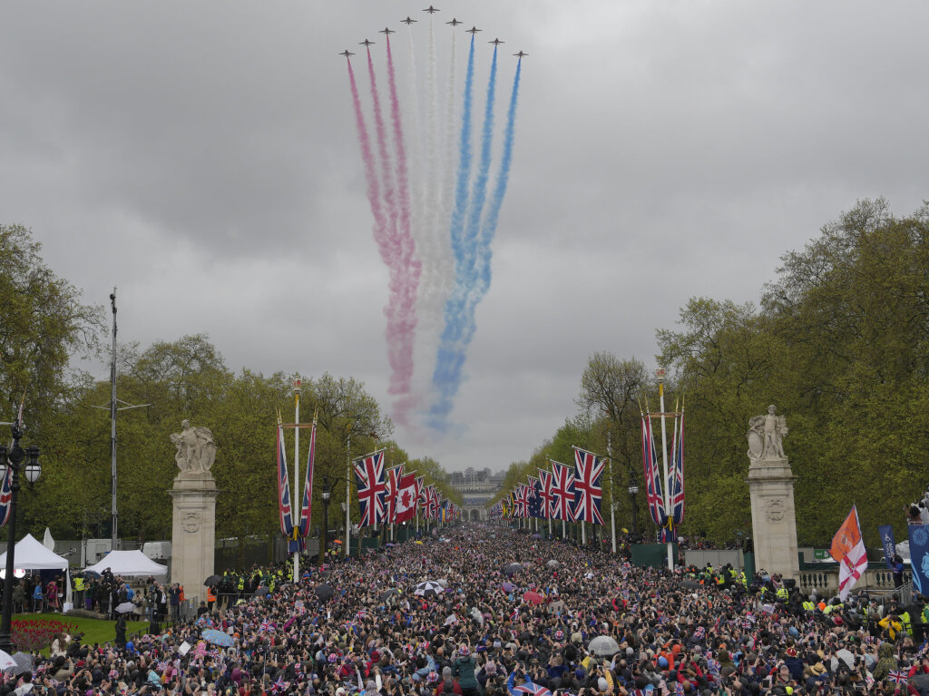 Jets der Royal Air Force berfliegen die Menschenmenge auf dem Weg zum Buckingham Palace nach der Krnungszeremonie von Knig Charles III. und zeigen dabei die Farben der britischen Flagge.