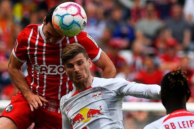 Freiburgs Nicolas Hfler (l) und Timo Werner von RB Leipzig kmpfen um den Ball.  | Foto: THOMAS KIENZLE (AFP)