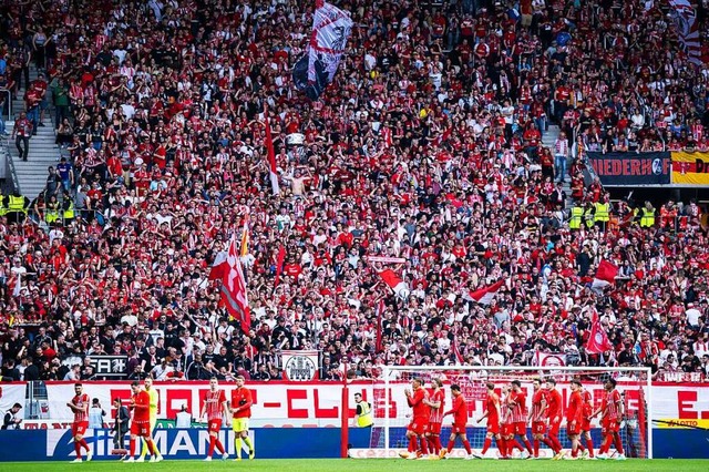 Die Spieler des SC Freiburg stehen nach dem Spiel bei den Fans.  | Foto: Tom Weller (dpa)