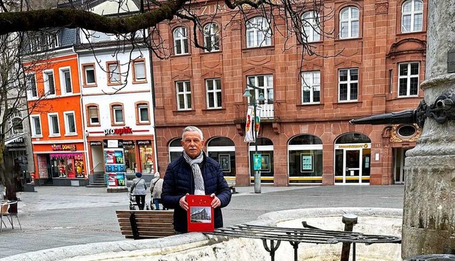 Helmut Ebner hat ein Buch ber Lrrach... der ehemalige &#8222;Schwanen&#8220;.  | Foto: Thomas Loisl Mink