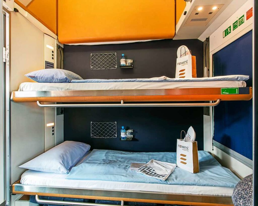 Ruhe im Doppelstockbett: Es gibt bei d...ch Schlafabteile für mehrere Personen.  | Foto: Harald Eisenberger (dpa)