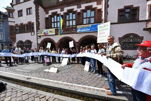 Gegen die Erhhung der Kita-Gebhren: Gesamtelternbeirat bergibt 15 Meter lange Unterschriftenliste