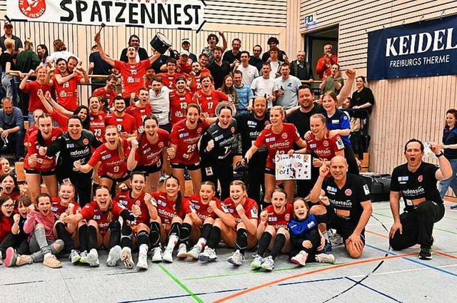 So jubelten die Freiburger Handballeri...ng in die zweite Bundesliga geschafft.  | Foto: Achim Keller