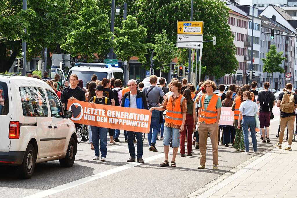 Letzte Generation Blockiert Mit Protestmarsch Den Friedrichring ...