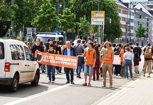 Aktivisten der Letzten Generation auf dem Friedrichring.  | Foto: Rita Eggstein