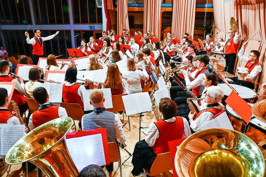 Beim Doppelkonzert des Musikvereins Sc...n die beiden Orchester auch gemeinsam.  | Foto: Endrik Baublies