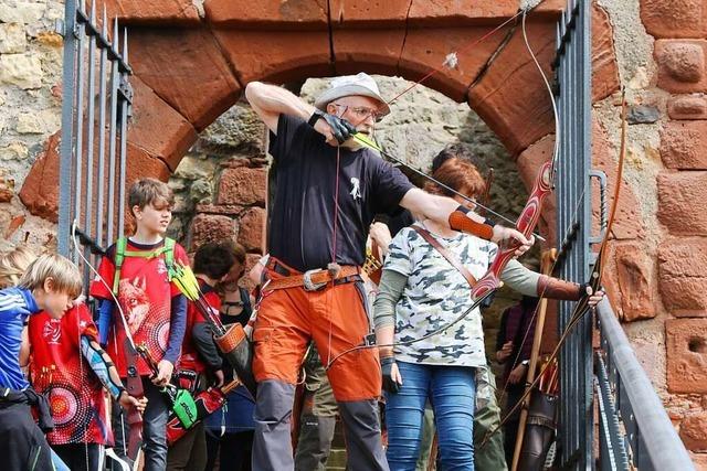 Bogenschieen auf der Lrracher Burg Rtteln fast wie im Mittelalter