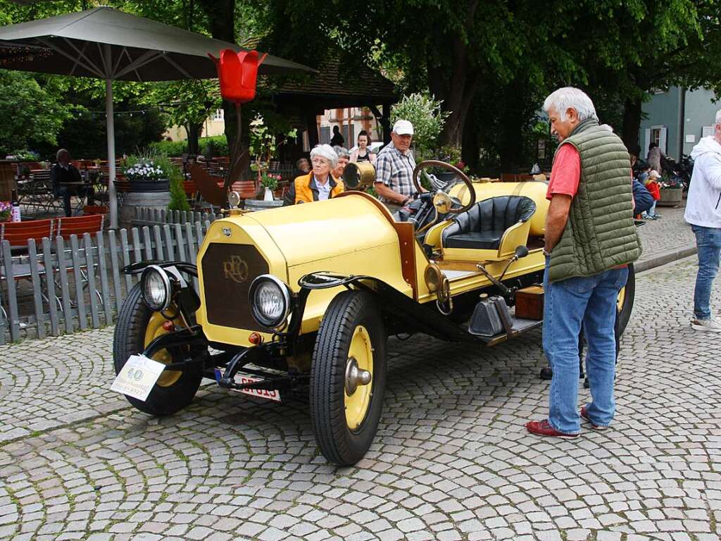 Zeitgeschichte auf zwei und vier Rdern findet in Staufen ein interessiertes Publikum.